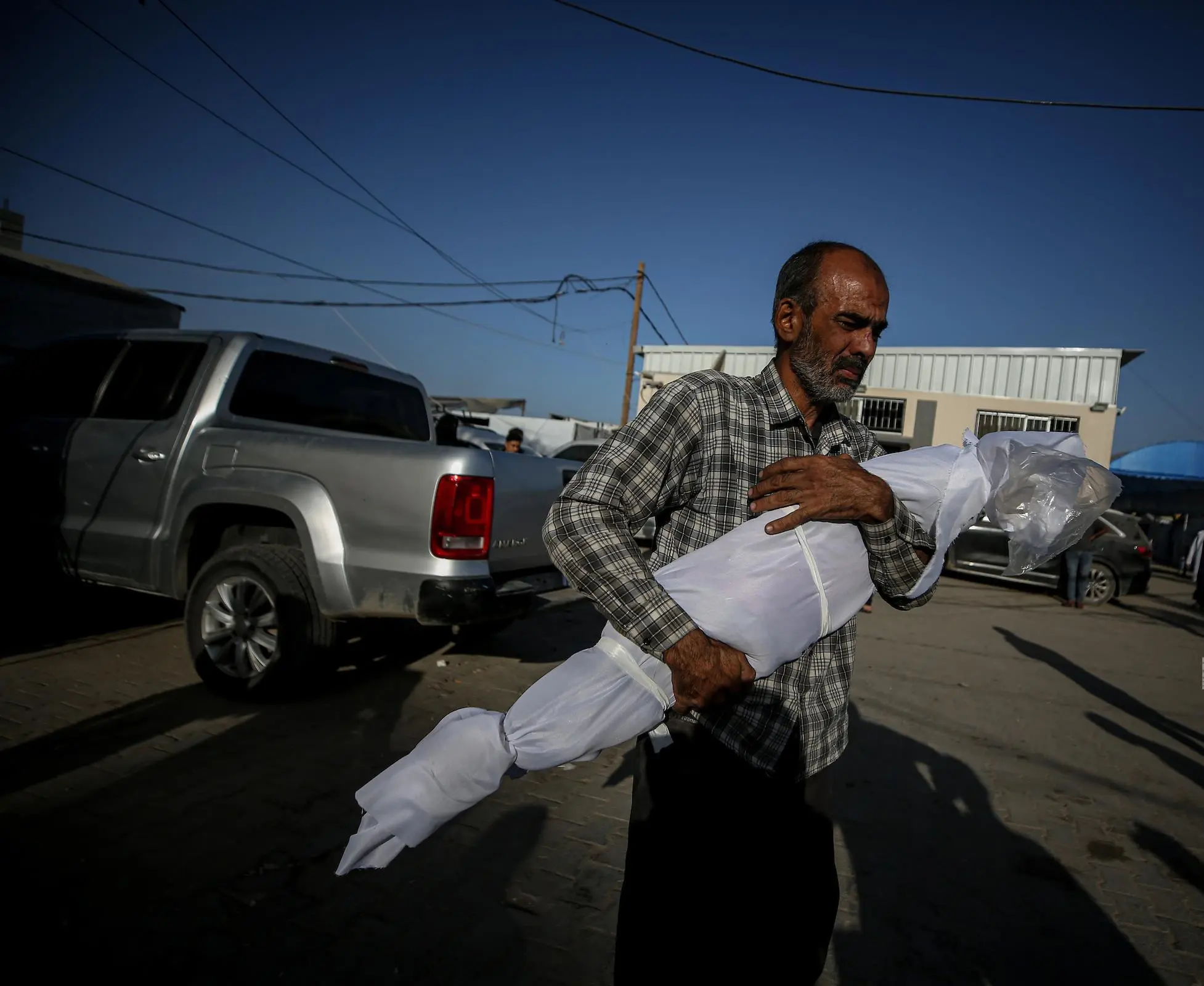 شهيدان ومصاب بنيران الاحتلال في غزة